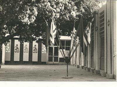 30357 - רחבת חדר אוכל לקראת חג העצמאות 1972.jpg