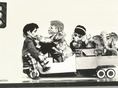 34829 - 4.1.4.12 הצגת תאטרון בובות יום הילד תשנה 1964.jpg