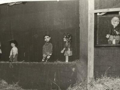 34833 - 4.1.4.16 הבובות מספרות לבטי אלגביש. חג ה-40. אפריל 1980.jpg