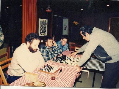 35279 - 4.3.6.8 תחרות שחמט סימולטנית נגד יורם תמרי. ינואר 84.jpg