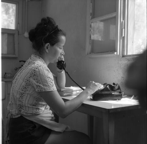 רינה ליד הטלפון, ספטמבר; 1974