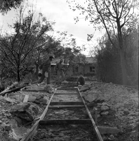  יציקת מדרכה כפר מנחם; 1960