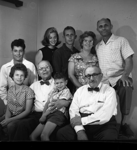  משפחת בן חורין עם קרובי משפחה ביקור אבא ; 1963