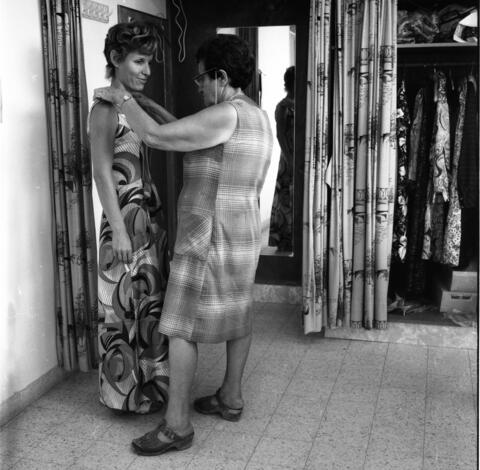  קיילה  ואפרת סרט  בית- הלבוש בכפר- מנחם; 1971