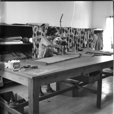  חנקה הנדלסמן בית- הלבוש בכפר- מנחם; 1971