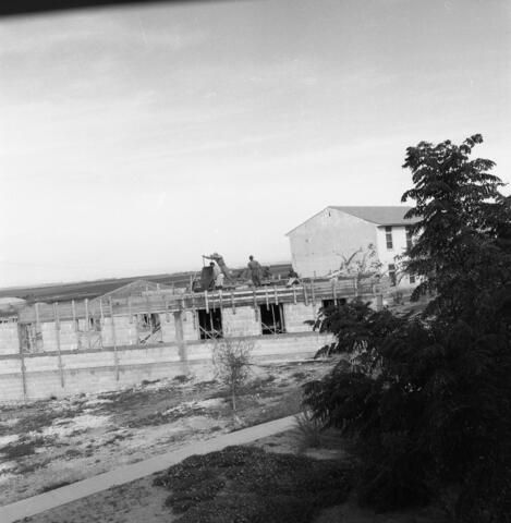  בנייה במוסד; 1960