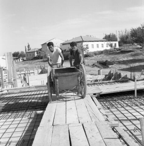  בניית בניין במוסד; 1965