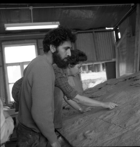  משה סעידי במפעל הקרמיקה ; 1973