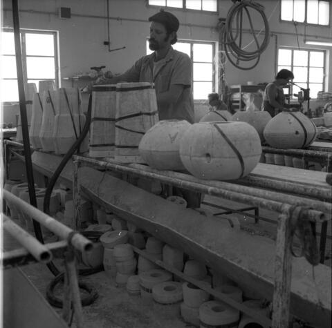  ראובן כהן במפעל הקרמיקה, מאי; 1972