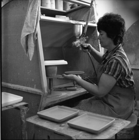  רחל נועם במפעל הקרמיקה, מאי; 1972