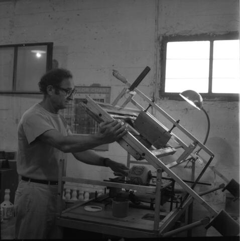  יצחק פרנקל במפעל הקרמיקה; 1972