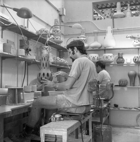  ראובן כהן במפעל הקרמיקה; 1972