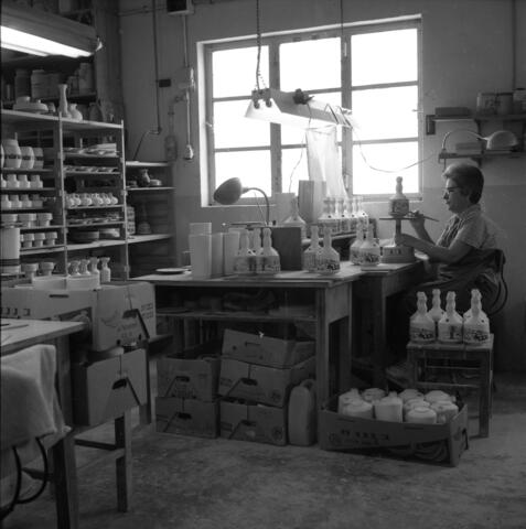  דינה פינק במפעל הקרמיקה; 1972