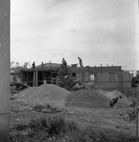  בנייה בכפר מנחם; 1974