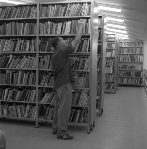  זליג גייר בבספריית  כפר מנחם; 1971