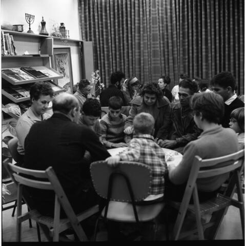  במועדון עם הילדים, חנוכה תשכ"ט; 1969