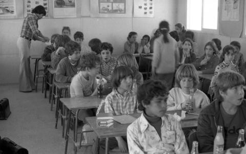  ילדי כיתת עומר בביקור בבית ספר ערבי. יושבים משמאל
