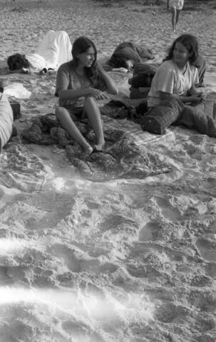  חיה ורמוט ואלה פרלמוטר סוף שבוע בחוף נוה ים; 1973