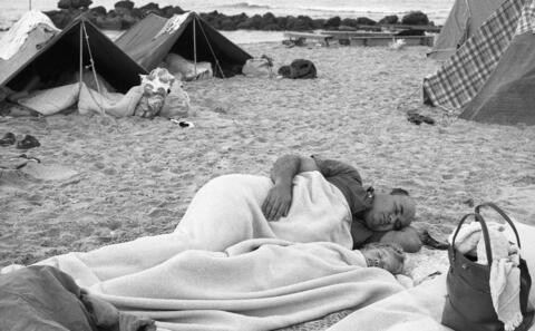  נחום שור עם ירון בנו סוף שבוע בחוף נוה ים; 1973