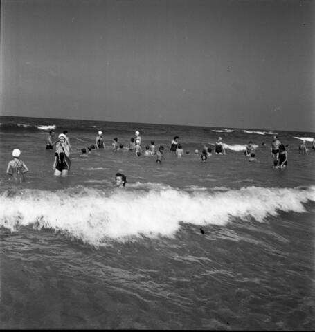  קייטנת ילדי כפר מנחם בחוף בת ים; 1957