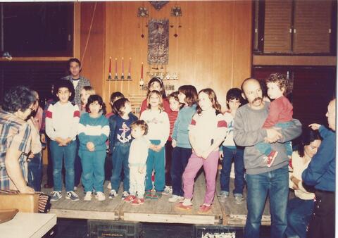 27739 - 3.3.2.12 ילדי פעמון בטקס הדלקת נרות חנוכה 1986.jpg