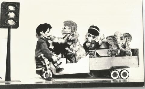 34829 - 4.1.4.12 הצגת תאטרון בובות יום הילד תשנה 1964.jpg