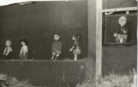 34833 - 4.1.4.16 הבובות מספרות לבטי אלגביש. חג ה-40. אפריל 1980.jpg
