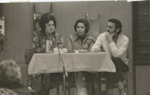 35042 - 4.2.5.22 פרלמוטר. אירוע תרבות - ביאטה קלארספלד ומרים מיוחס בכפר מנחם. מנחה - אמציה ברעם. פברואר 1975.jpg