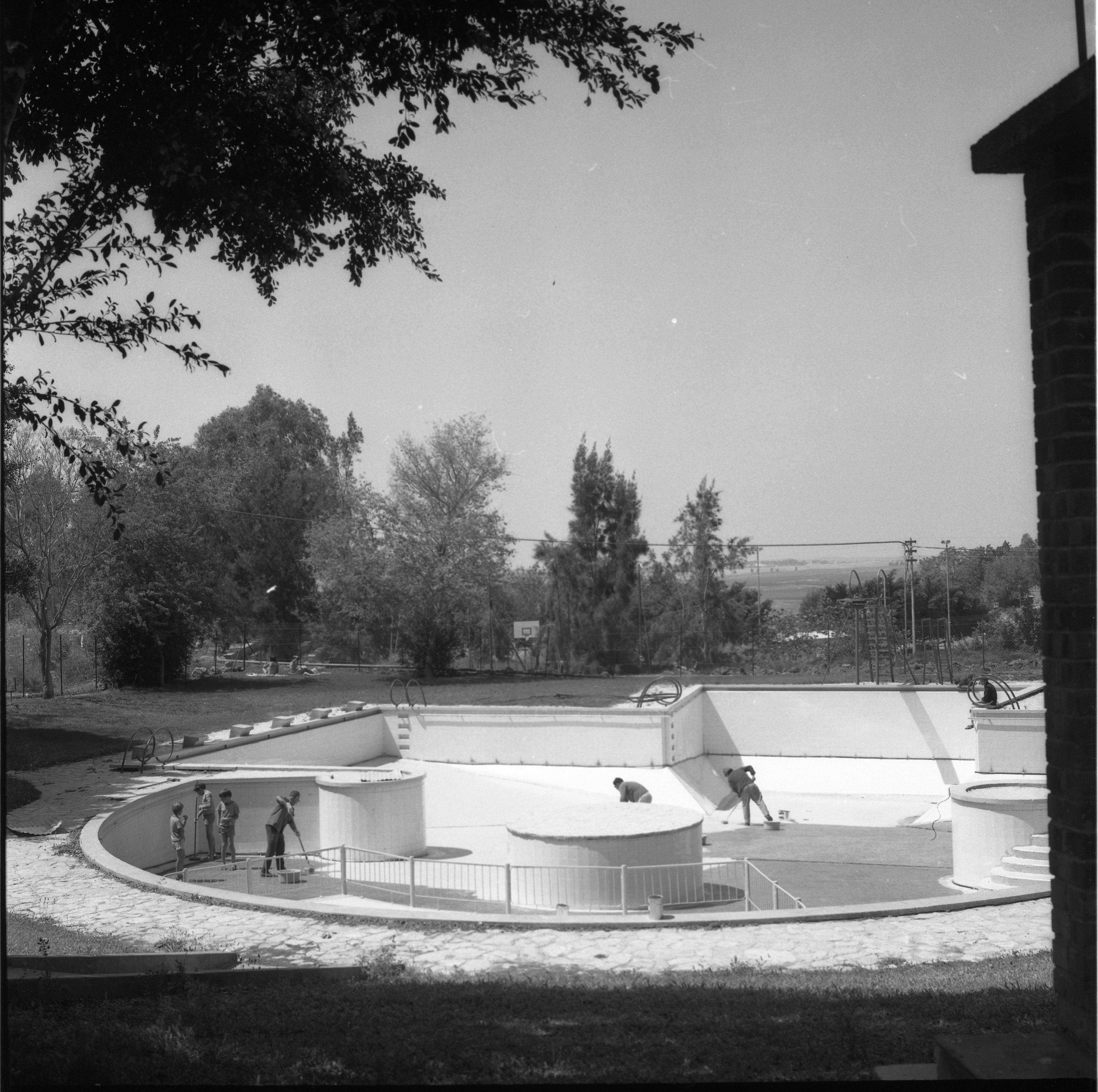  ניקוי וצביעת הבריכה; 1973