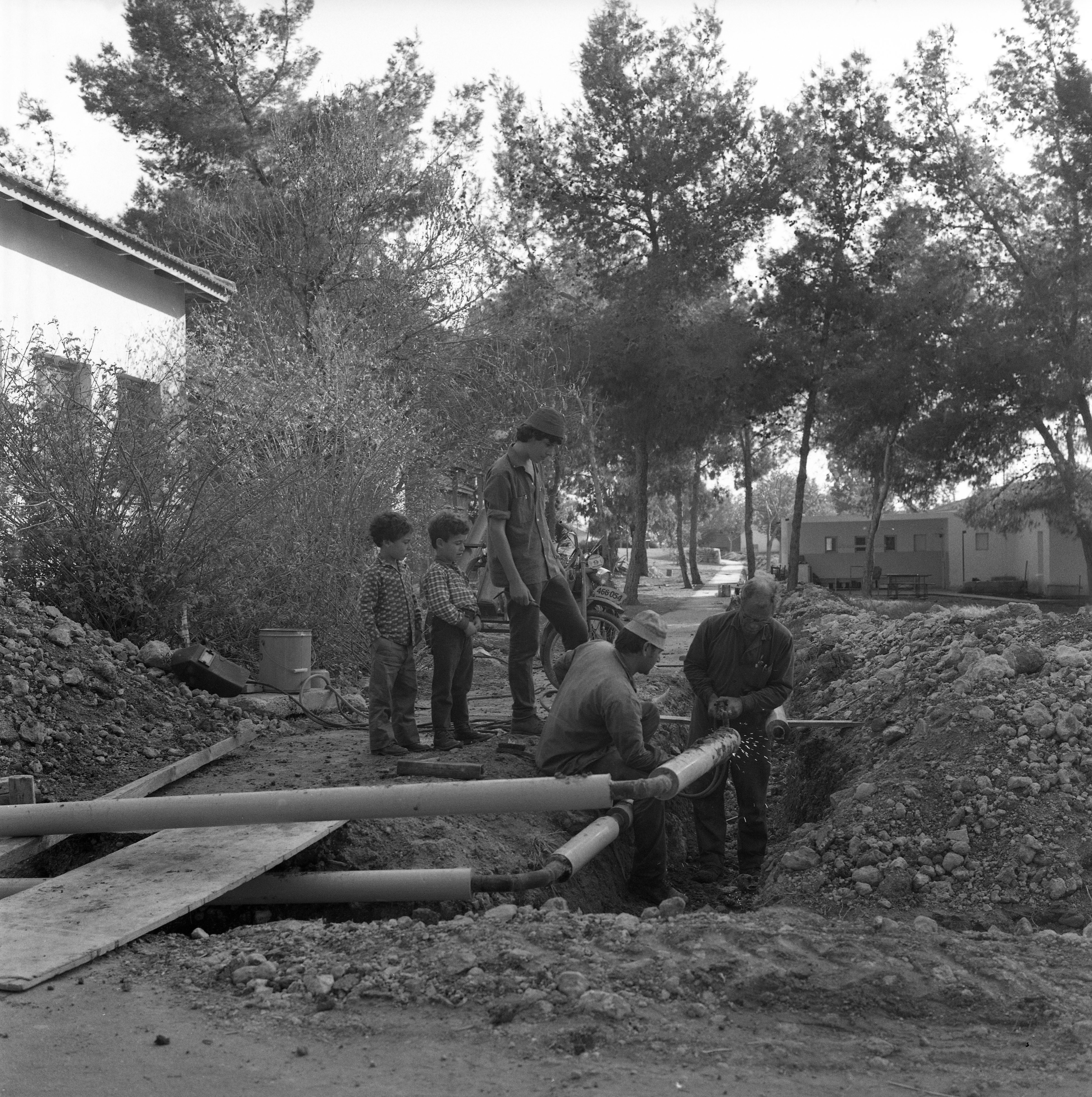  הנחת צנרת קיטור לחימום; 1972