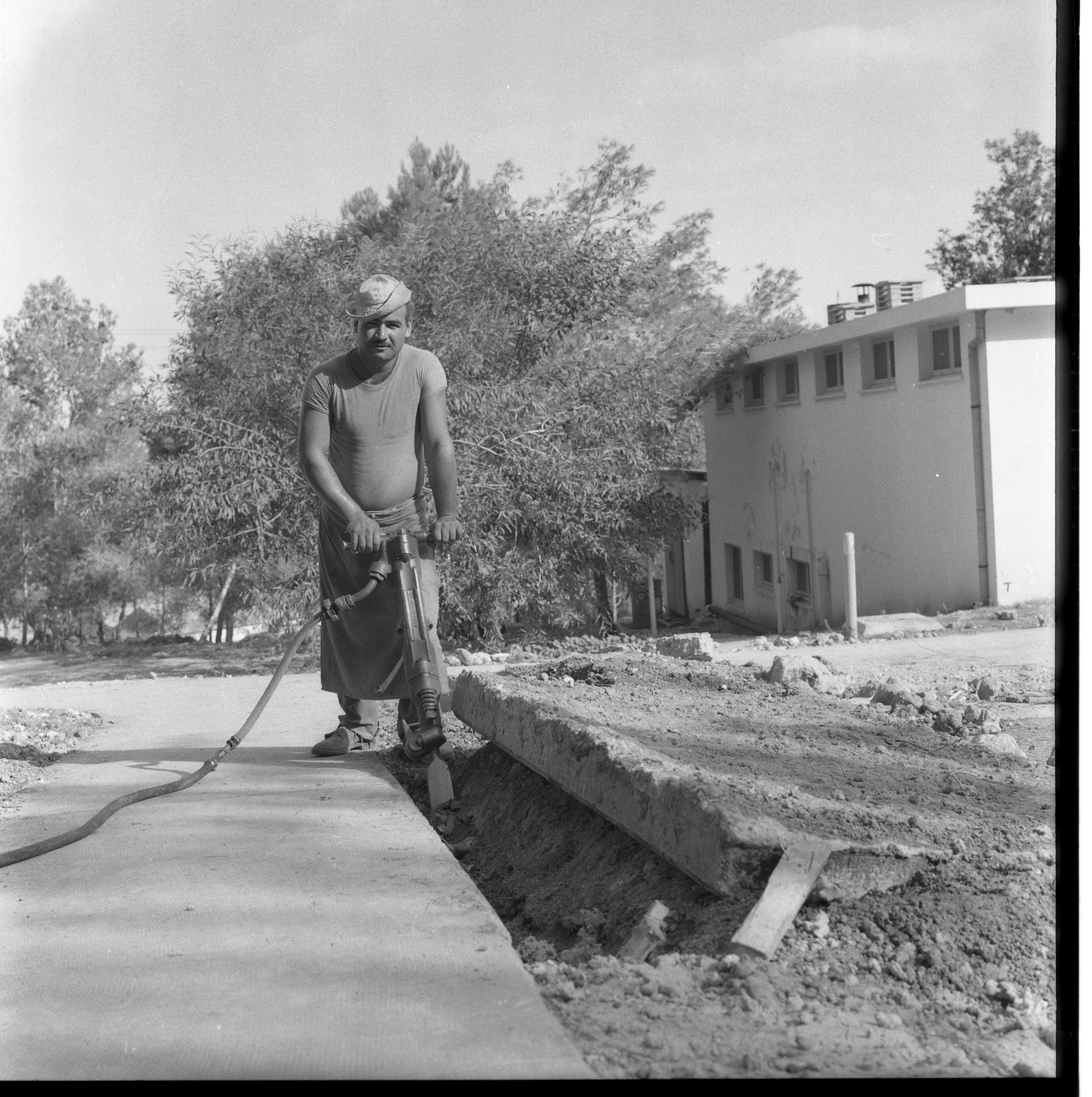  ליד המקלחת הציבורית כפר מנחם; 1960