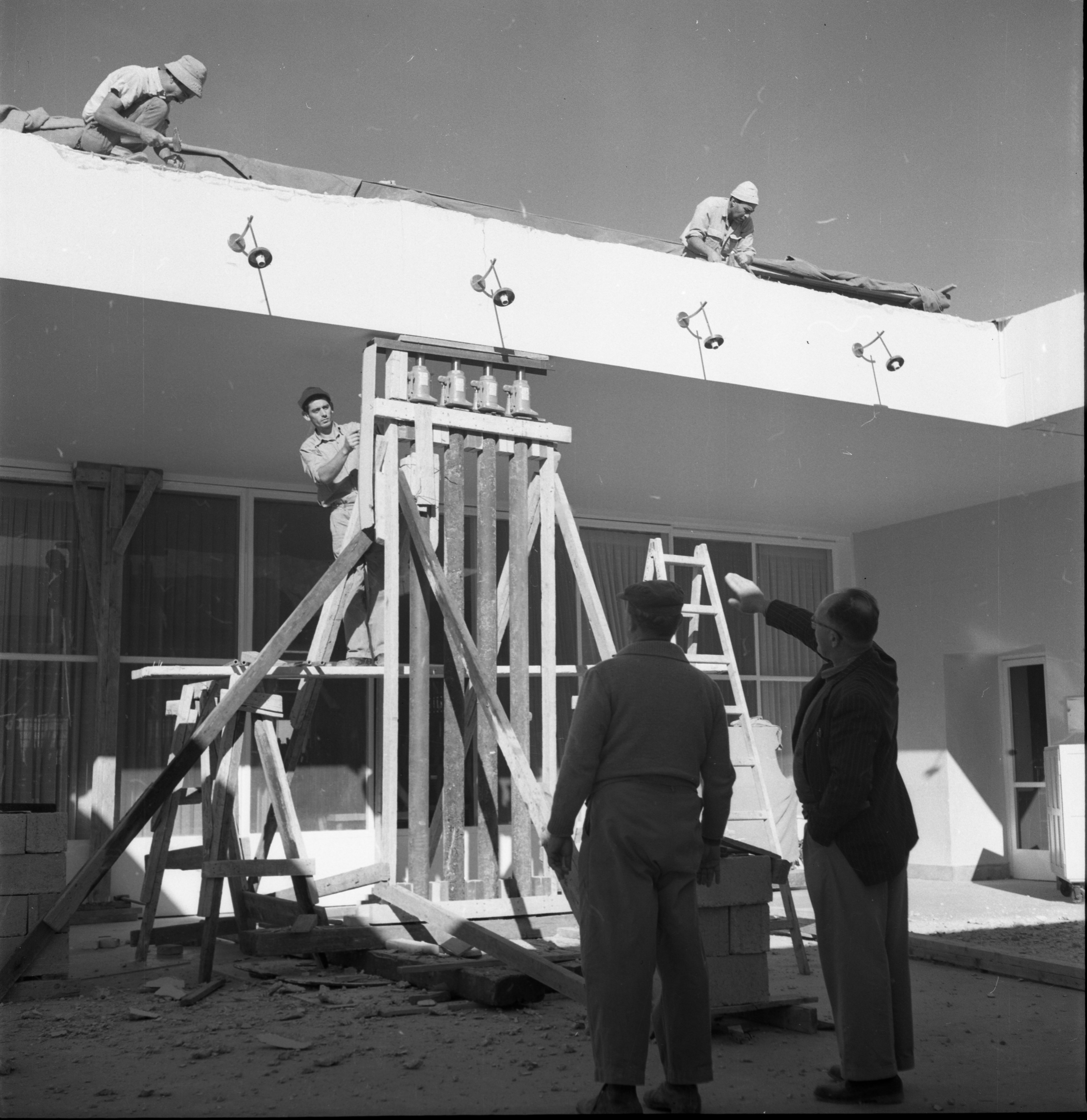  תמיכת הגג בחצר חדר- האוכל; 1959?