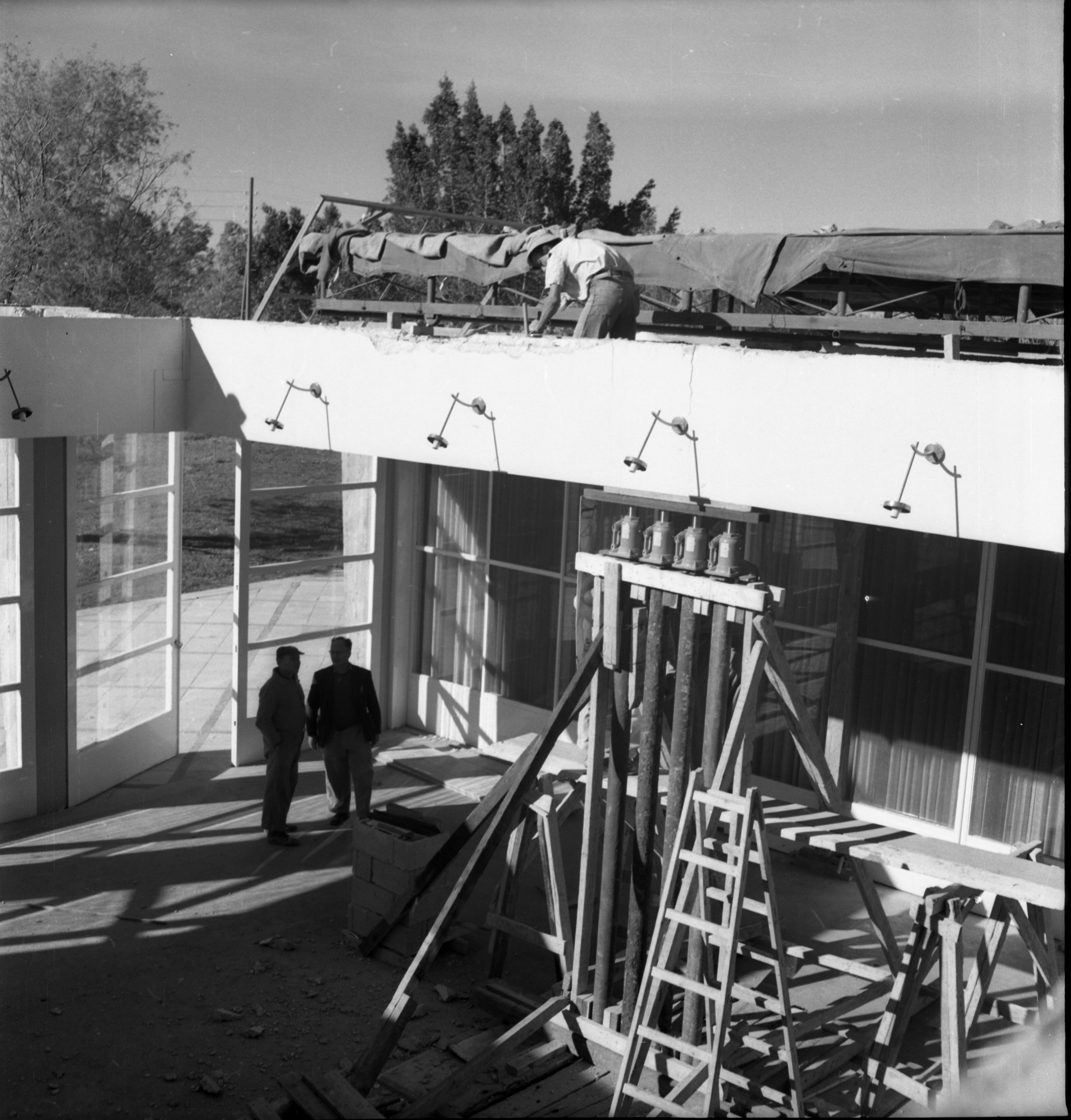  תמיכת הגג בחצר חדר- האוכל; 1959?