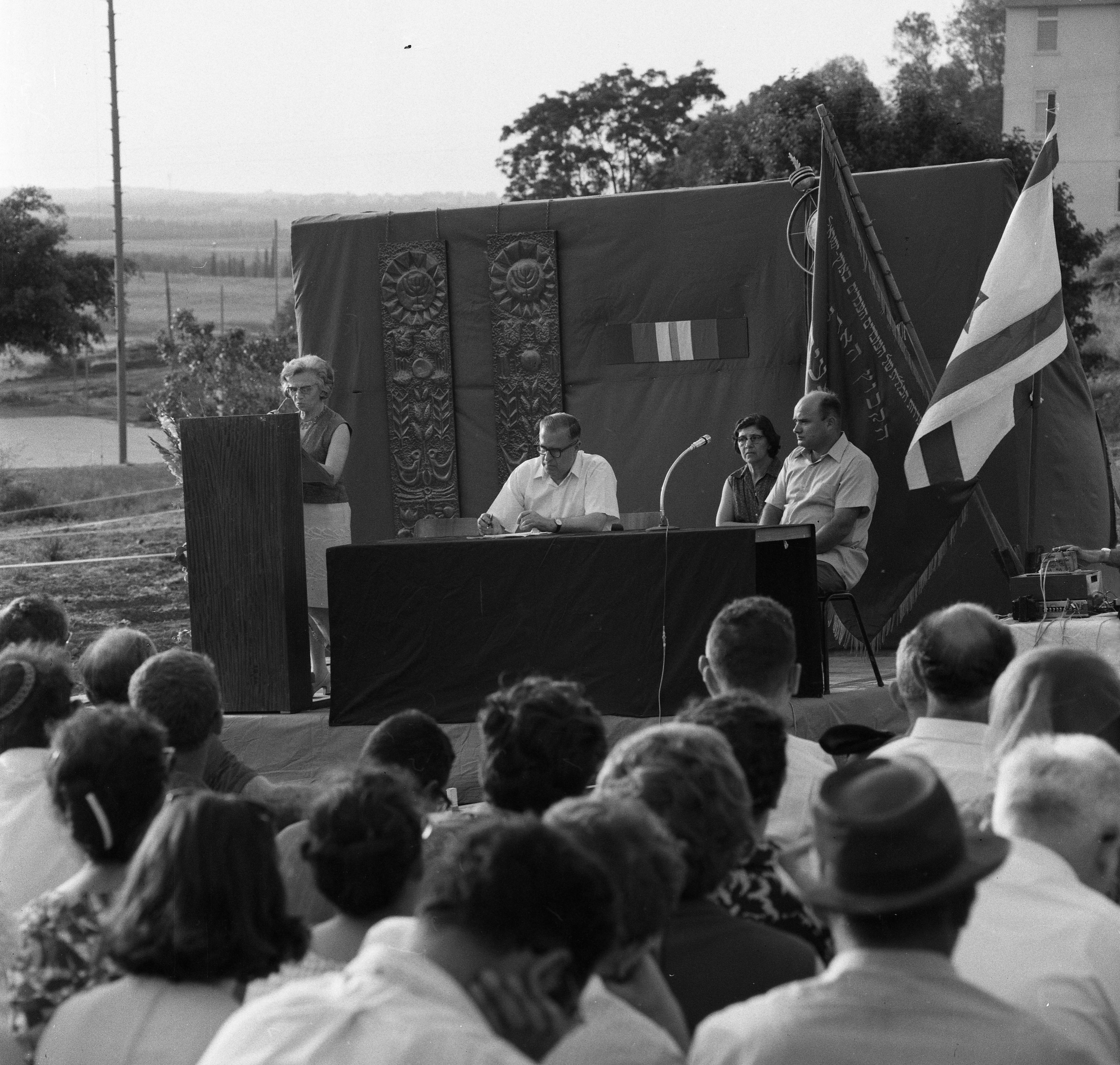  טקס הנחת אבן פינה לבית הבנים, ליד השולחן נחום שור