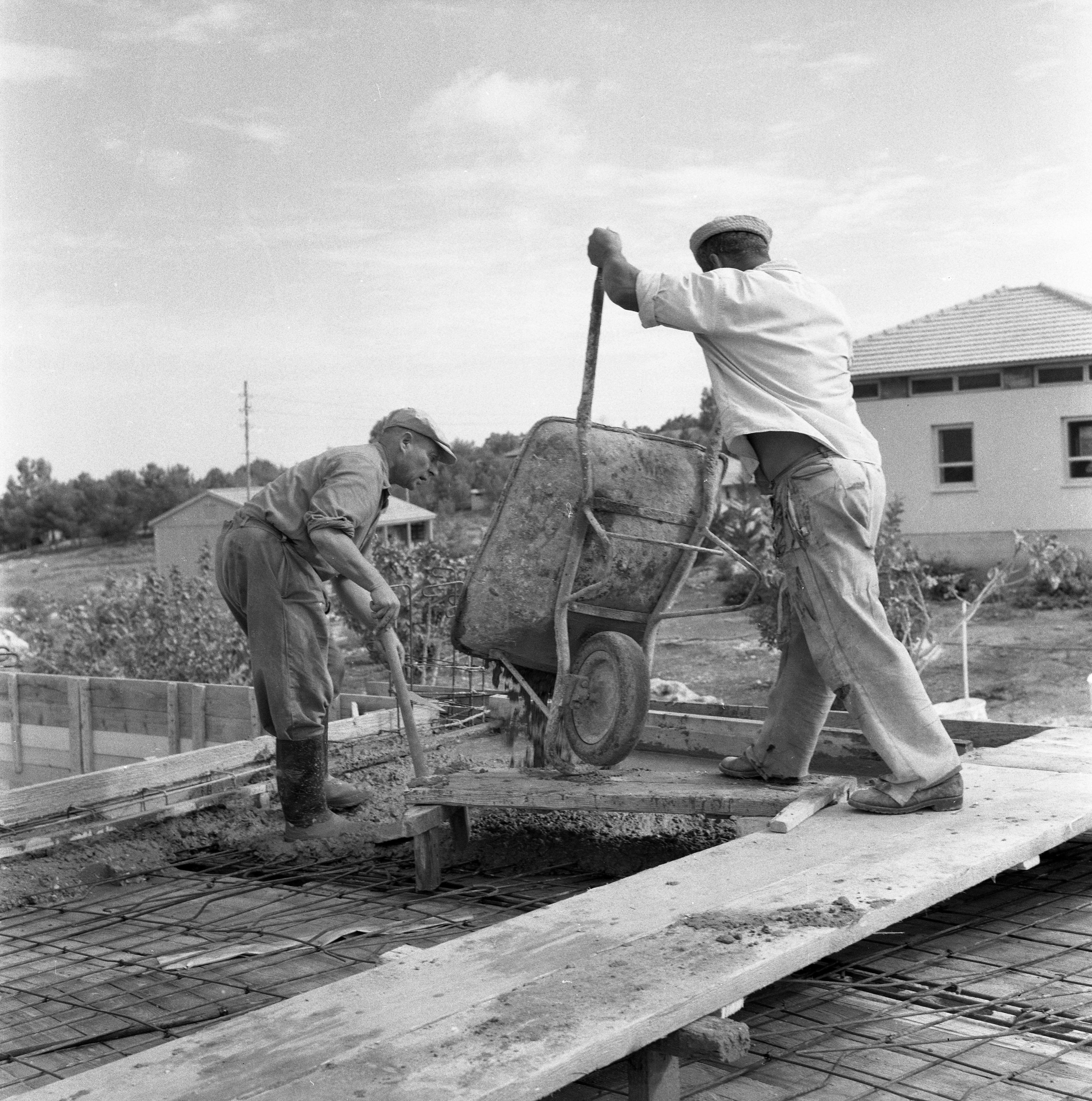  בנייה במוסד; 1960