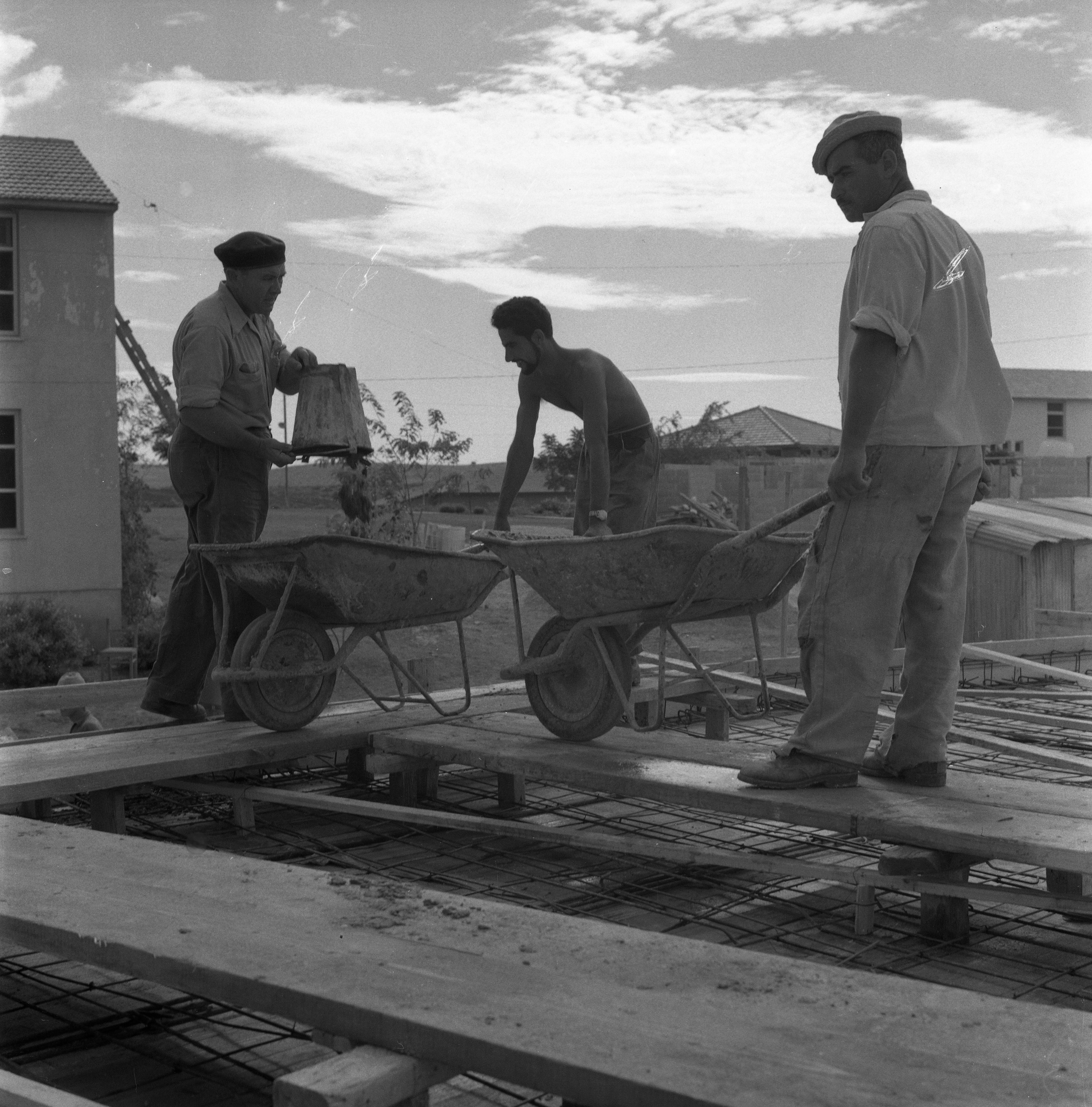  בנייה במוסד; 1960