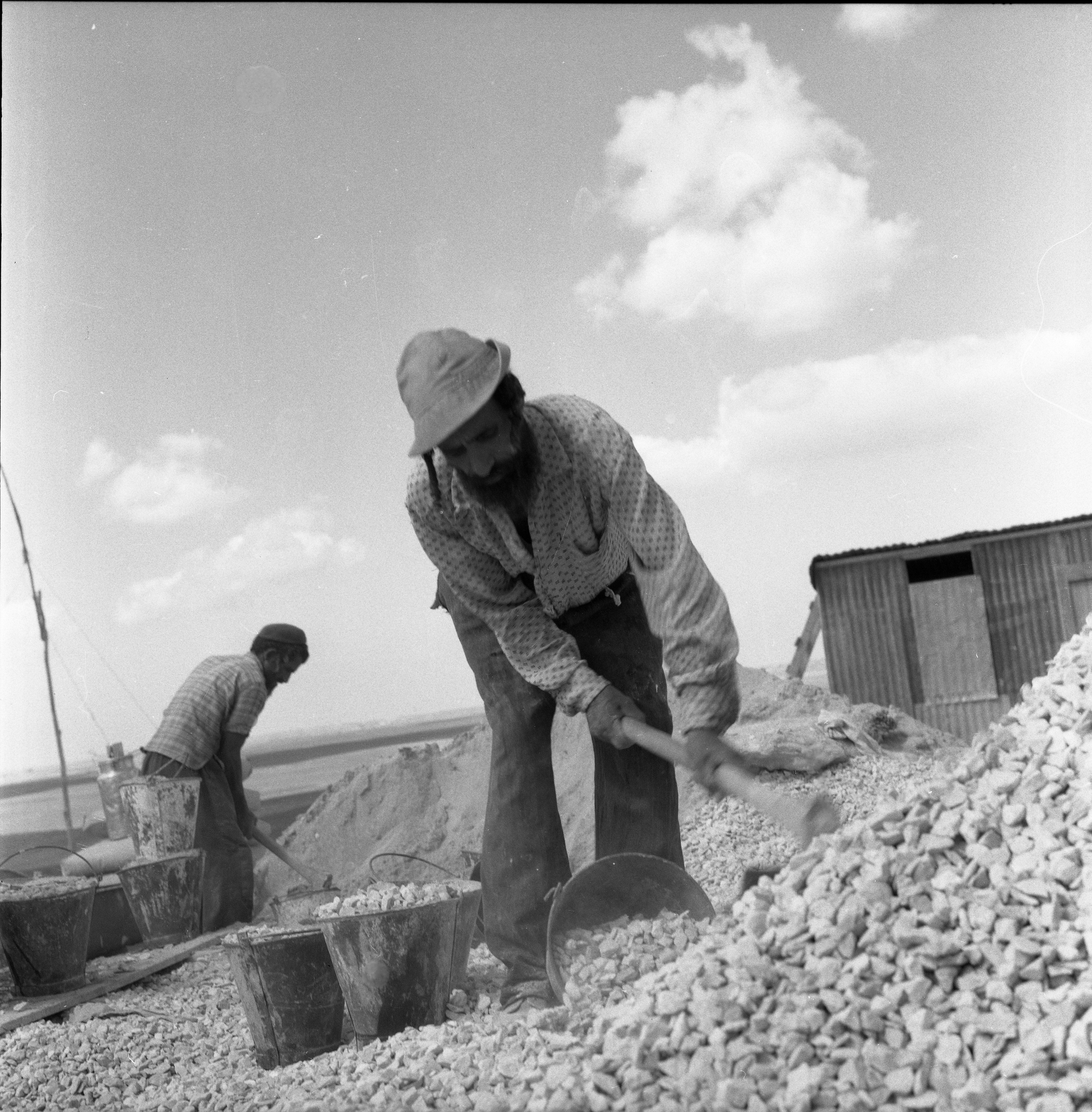  בנייה במוסד; 1960