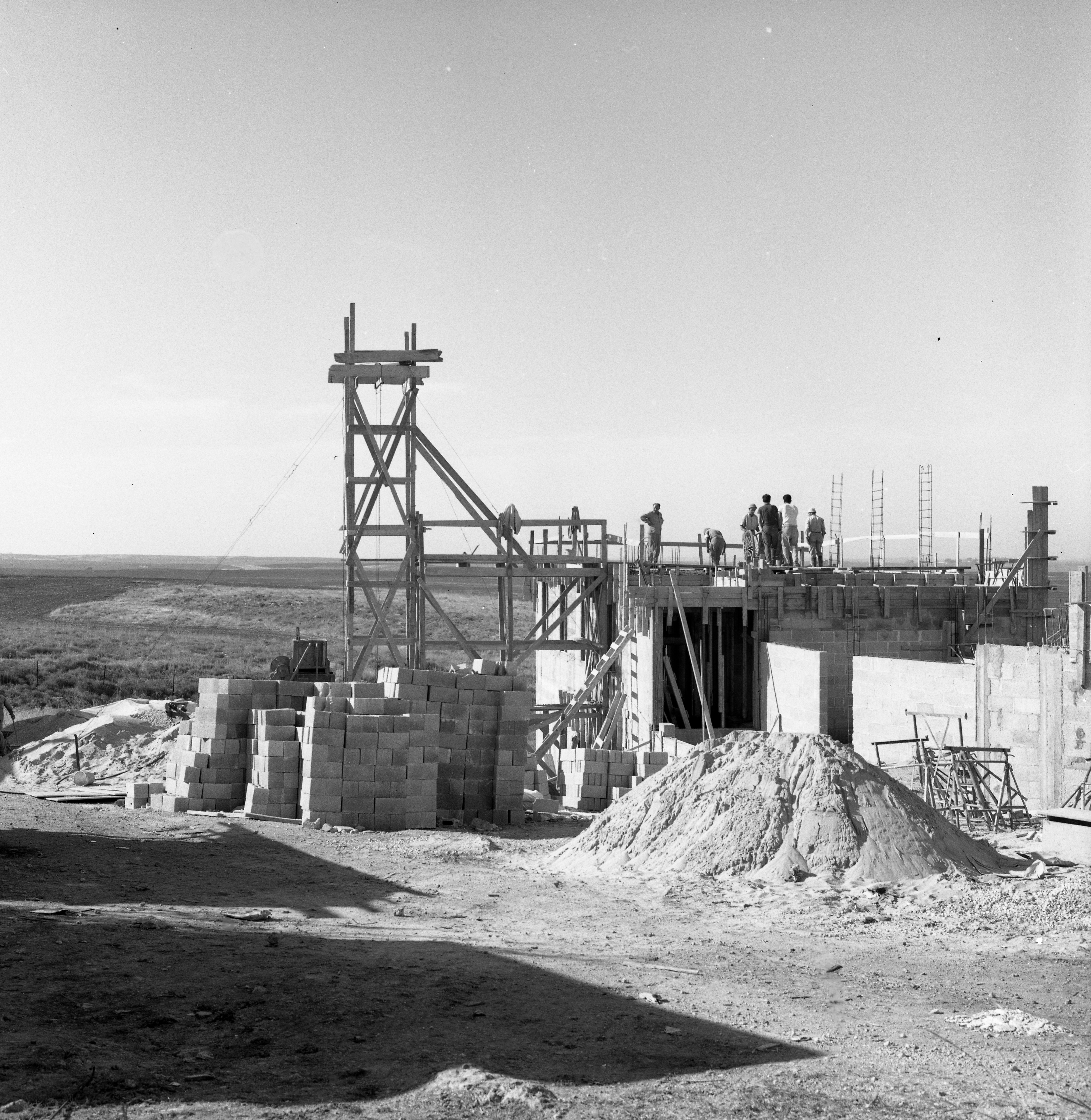  בניית בניין במוסד; 1965