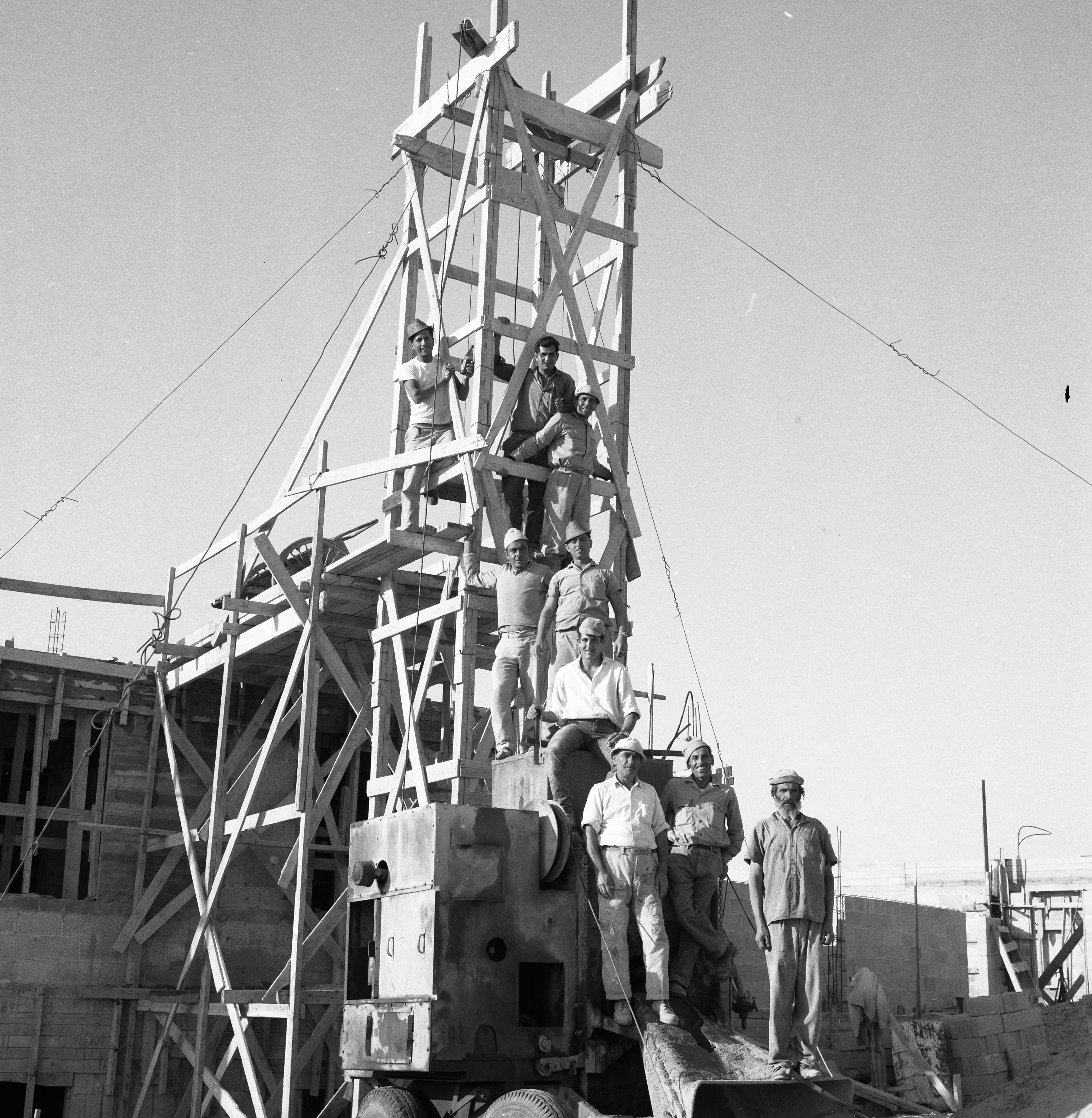  בניית בניין במוסד; 1965