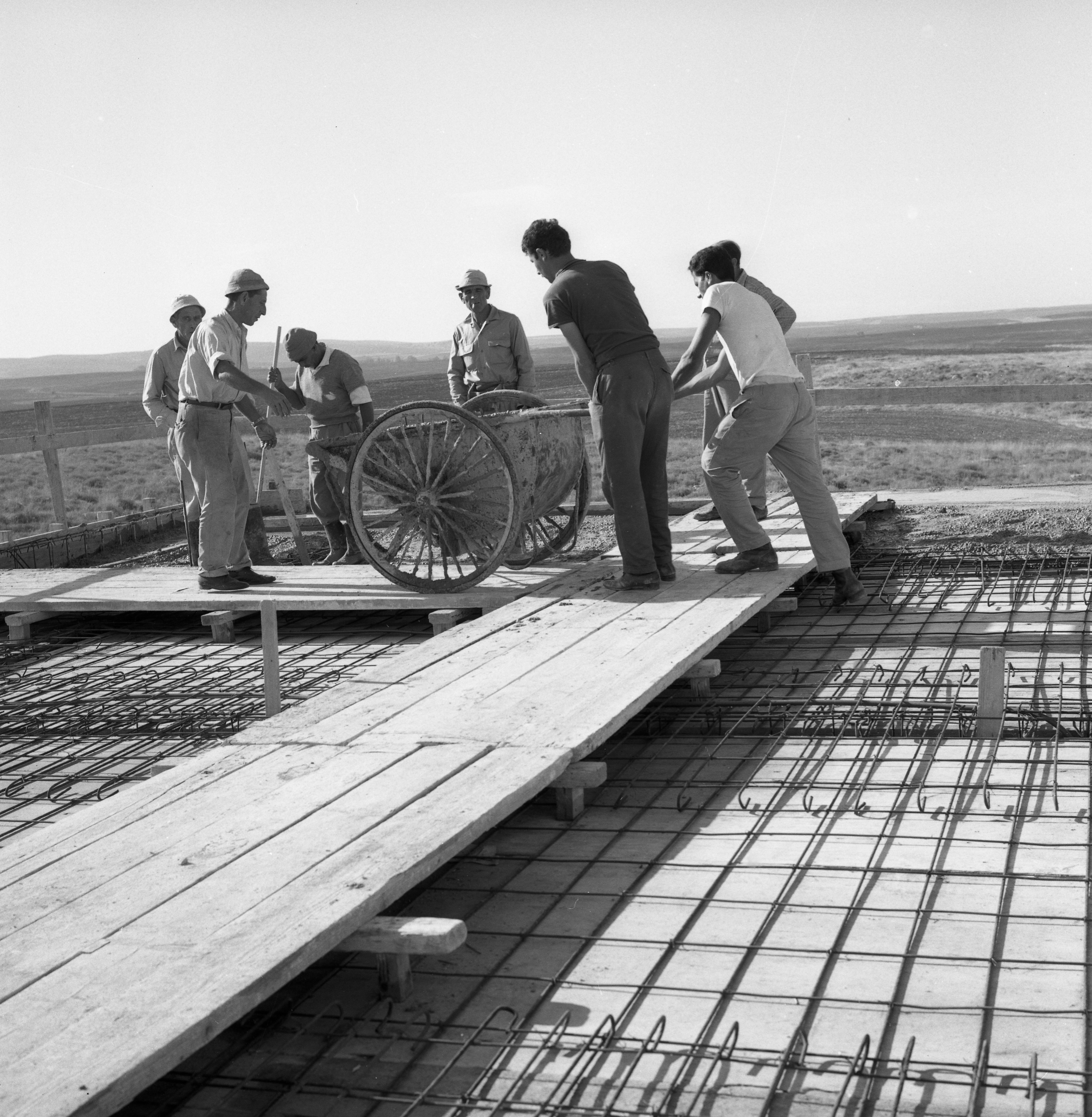  בניית בניין במוסד; 1965