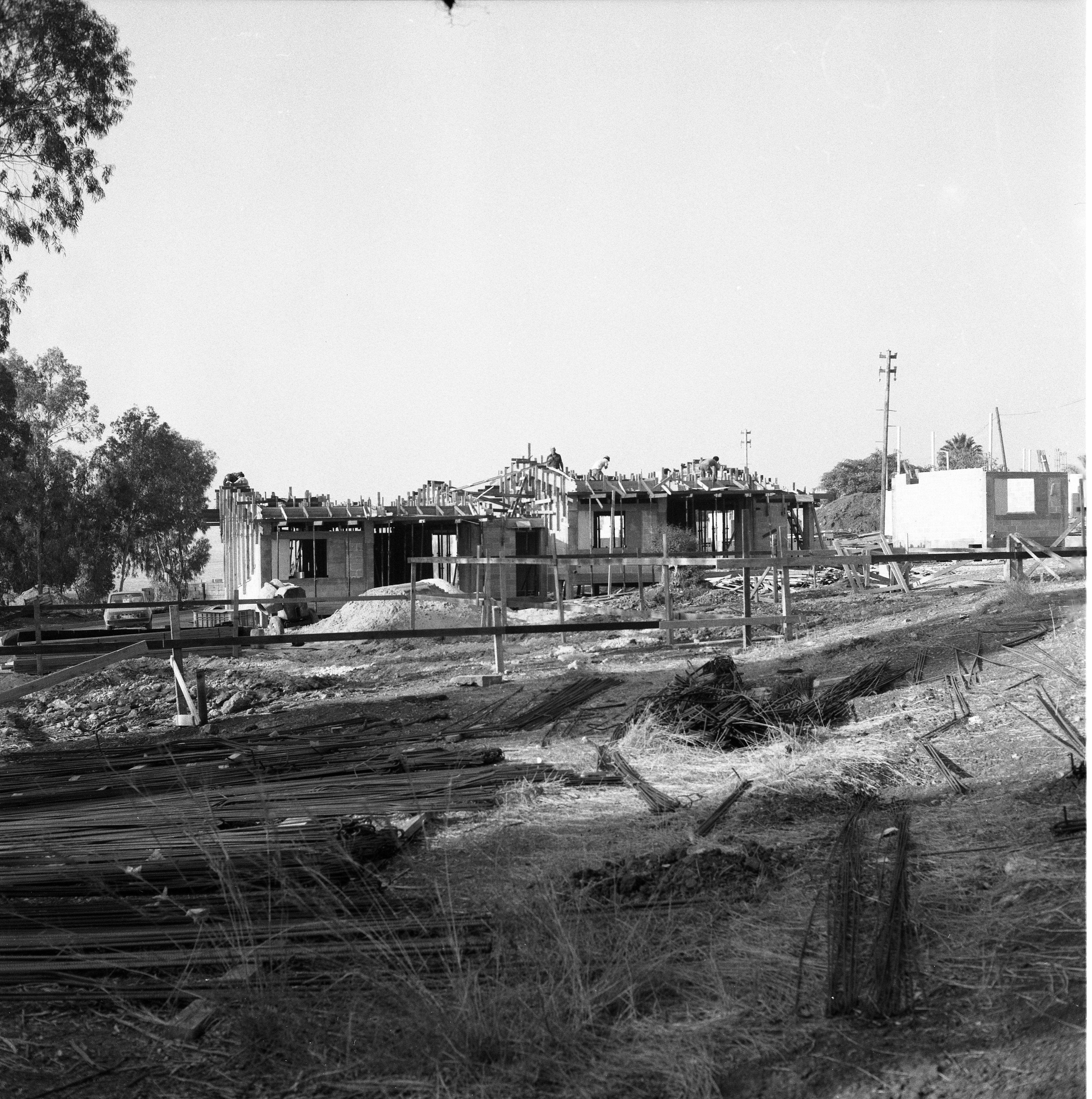  בנייה בכפר מנחם; 1981