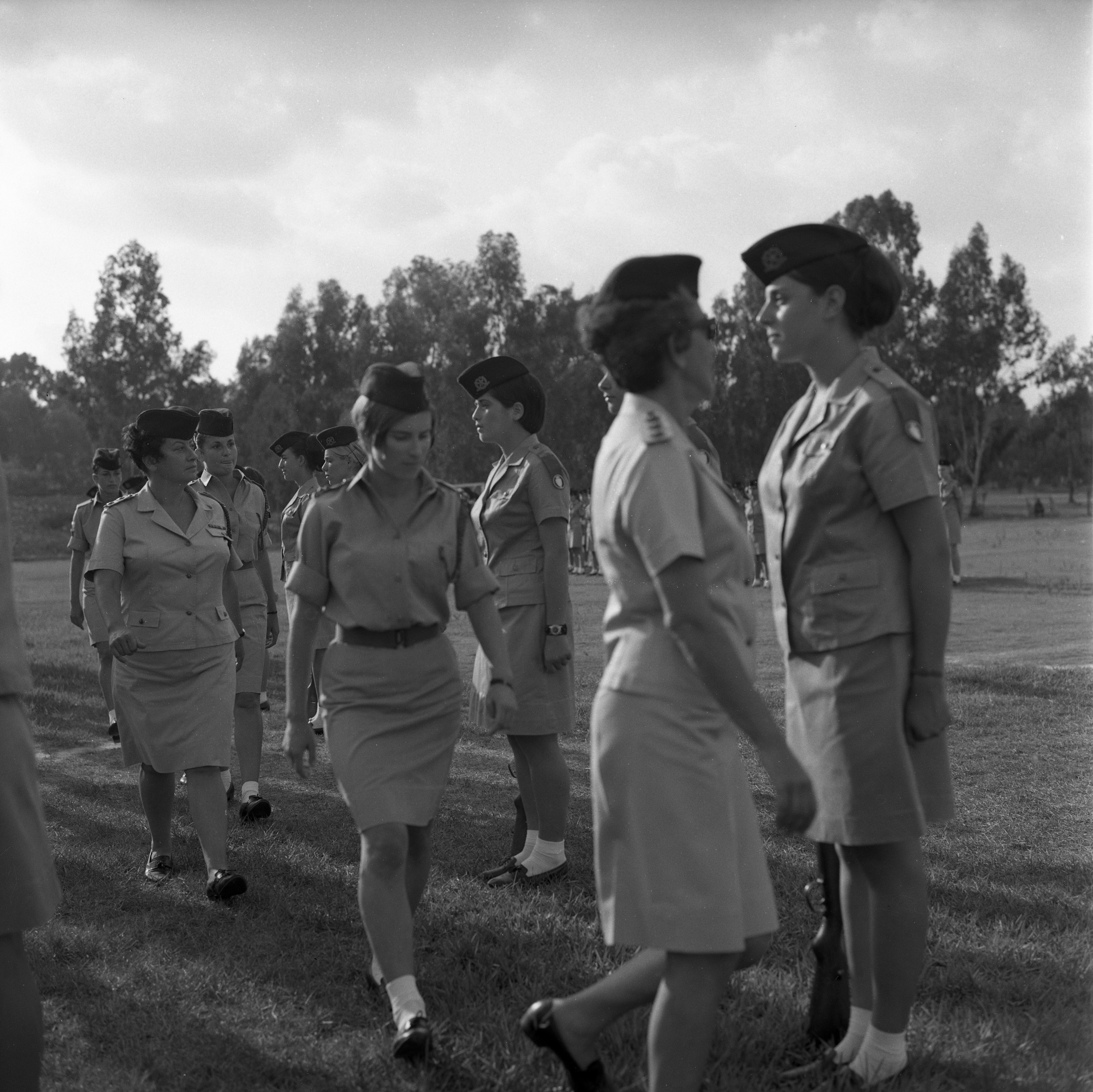  מסדר חיילות עם מפקדת חיל הנשים אל"מ סטלה לוי; 196