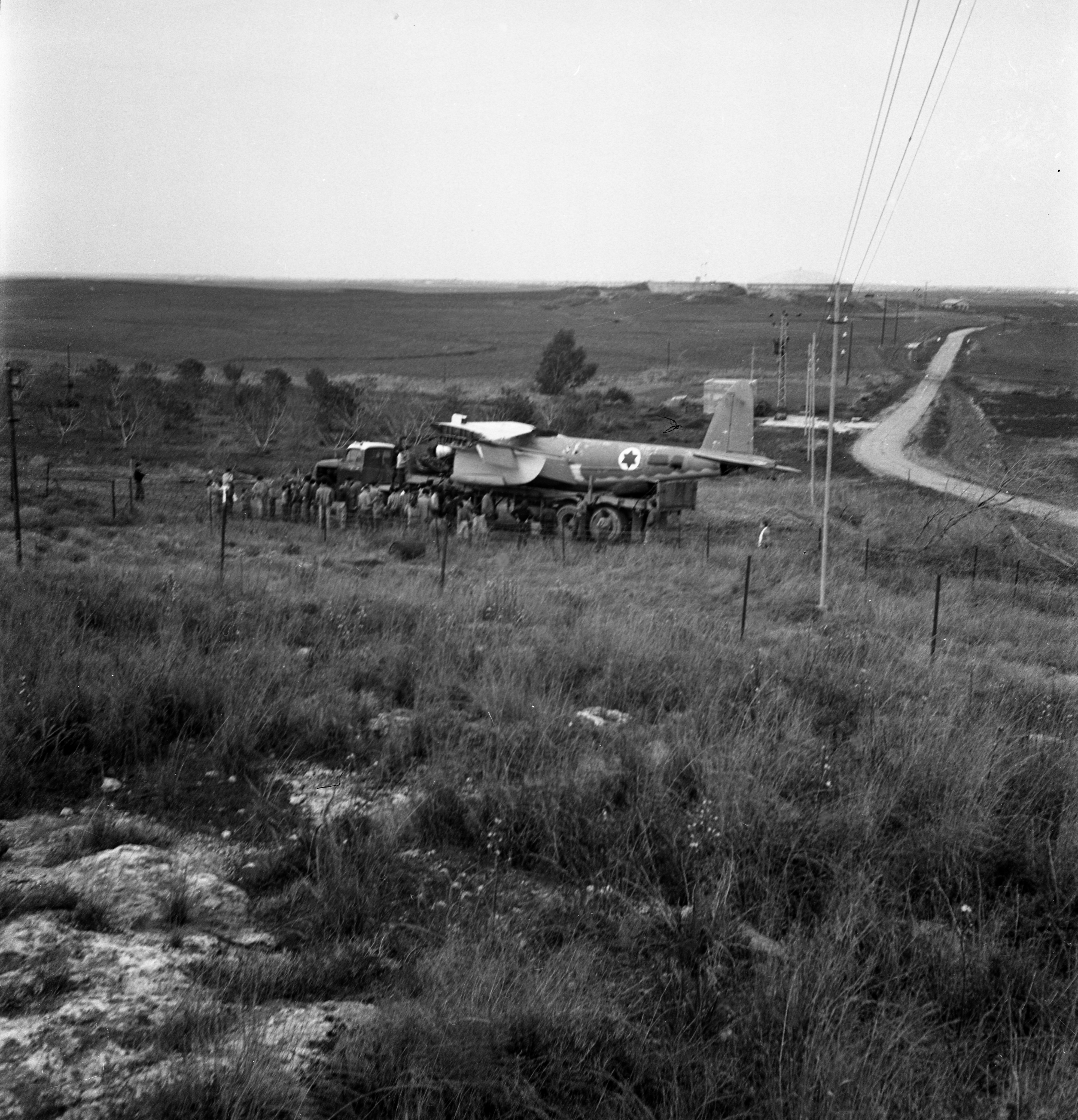  הובלת האווירון (מוסקיטו) לאמפי ' בקיבוץ למשחק היל