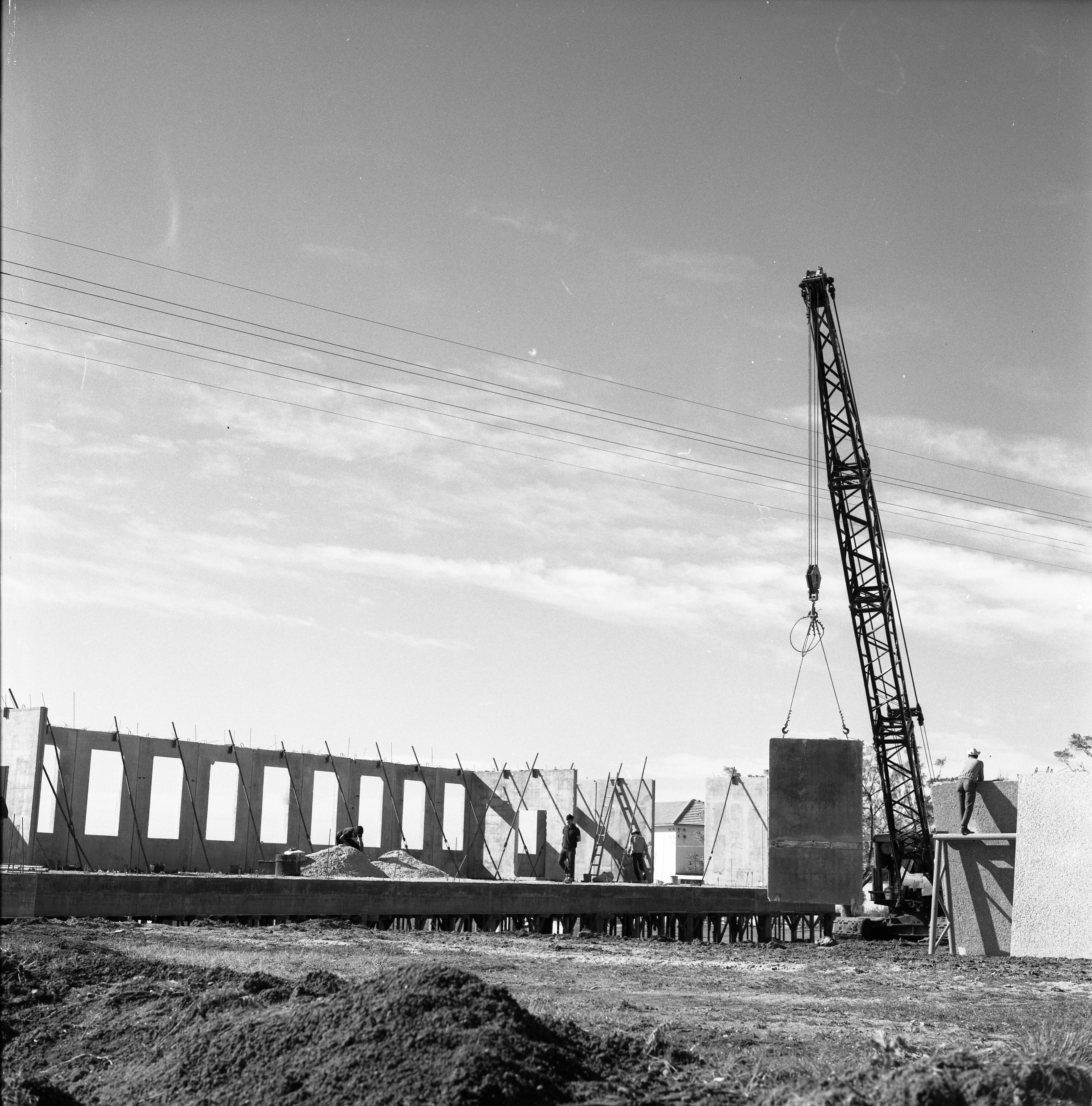  הקמת חדר האוכל מבוסד צופית ; 1970