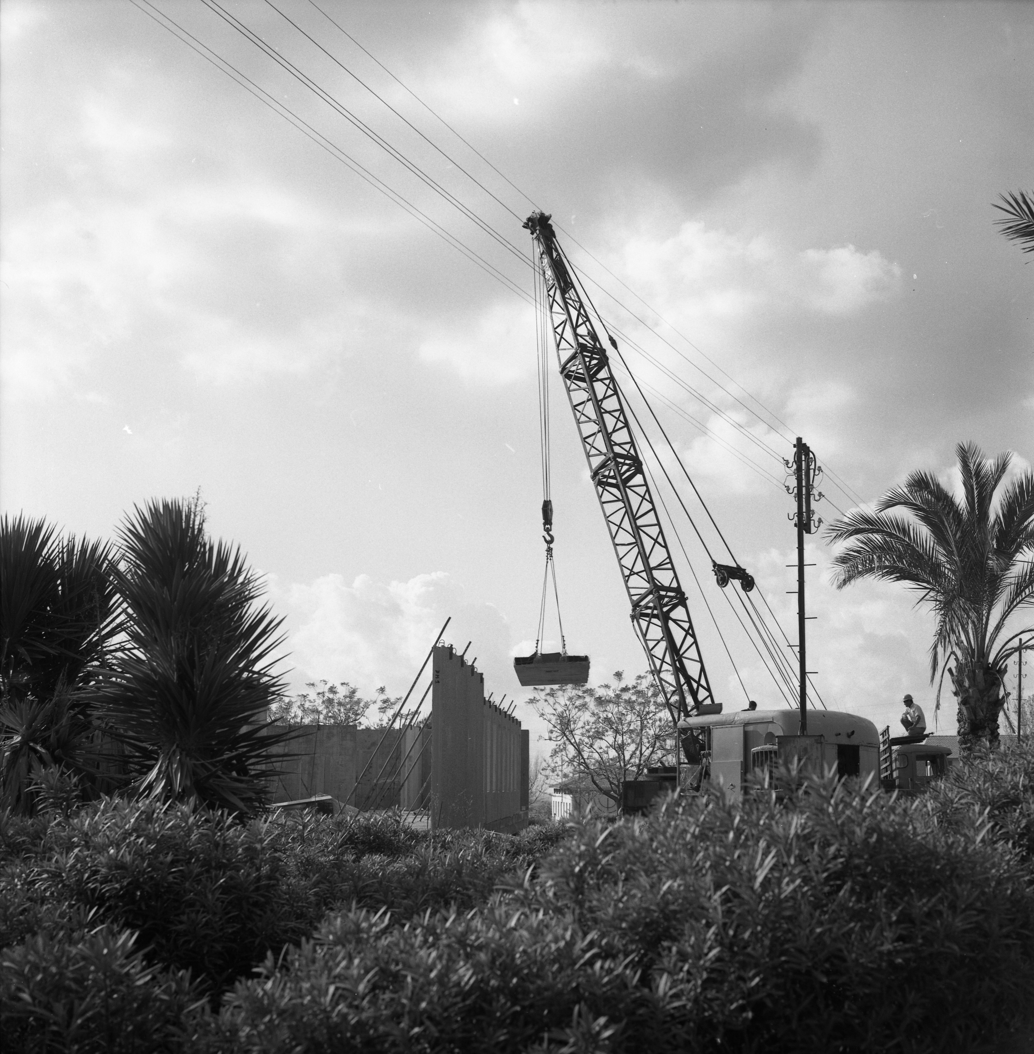  הקמת חדר האוכל מבוסד צופית ; 1970