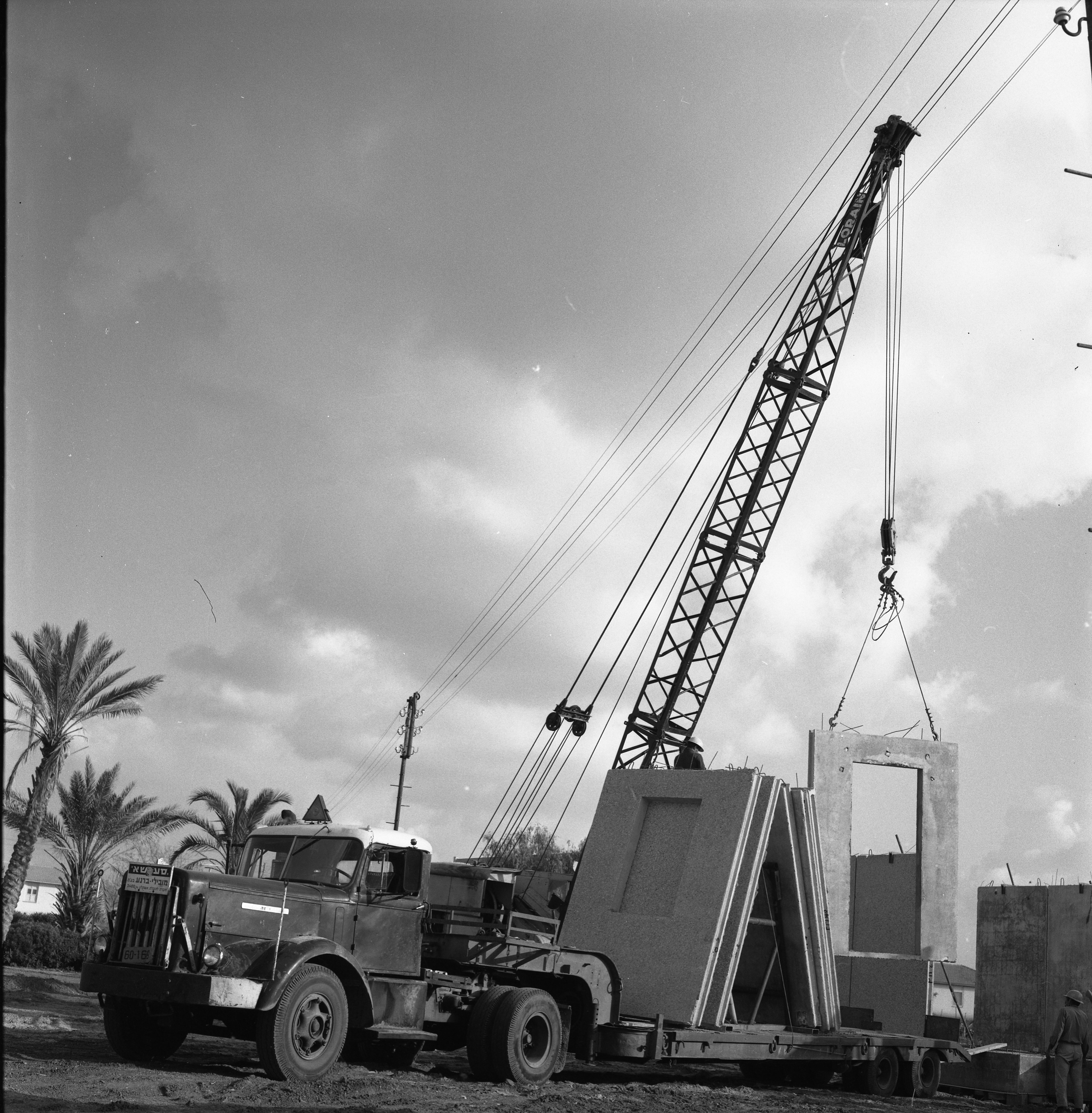  הקמת חדר האוכל מבוסד צופית ; 1970