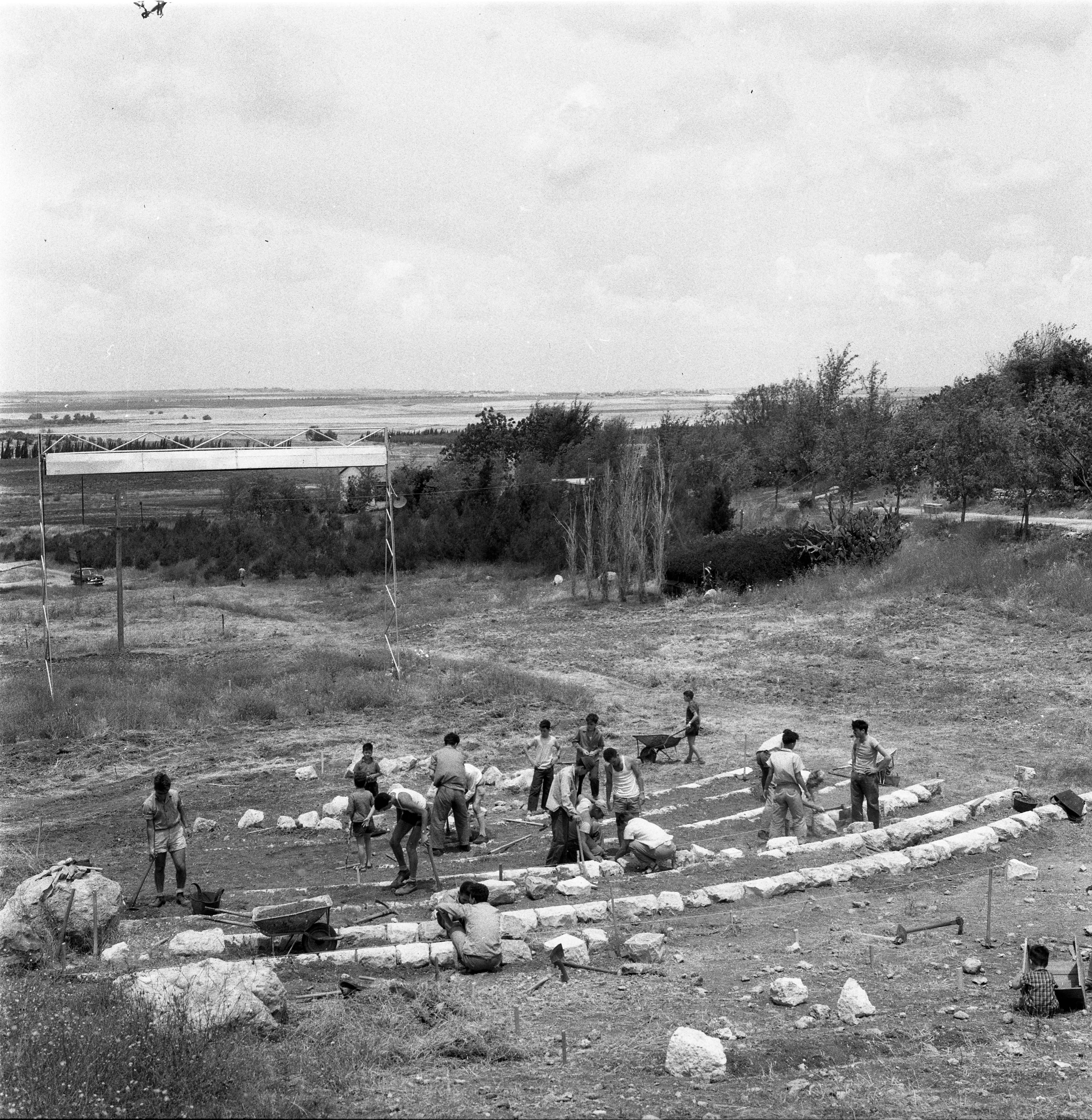  חברי החטיבה הצעירה בכפר מנחם גיוס להקמת אמפיתיאטר