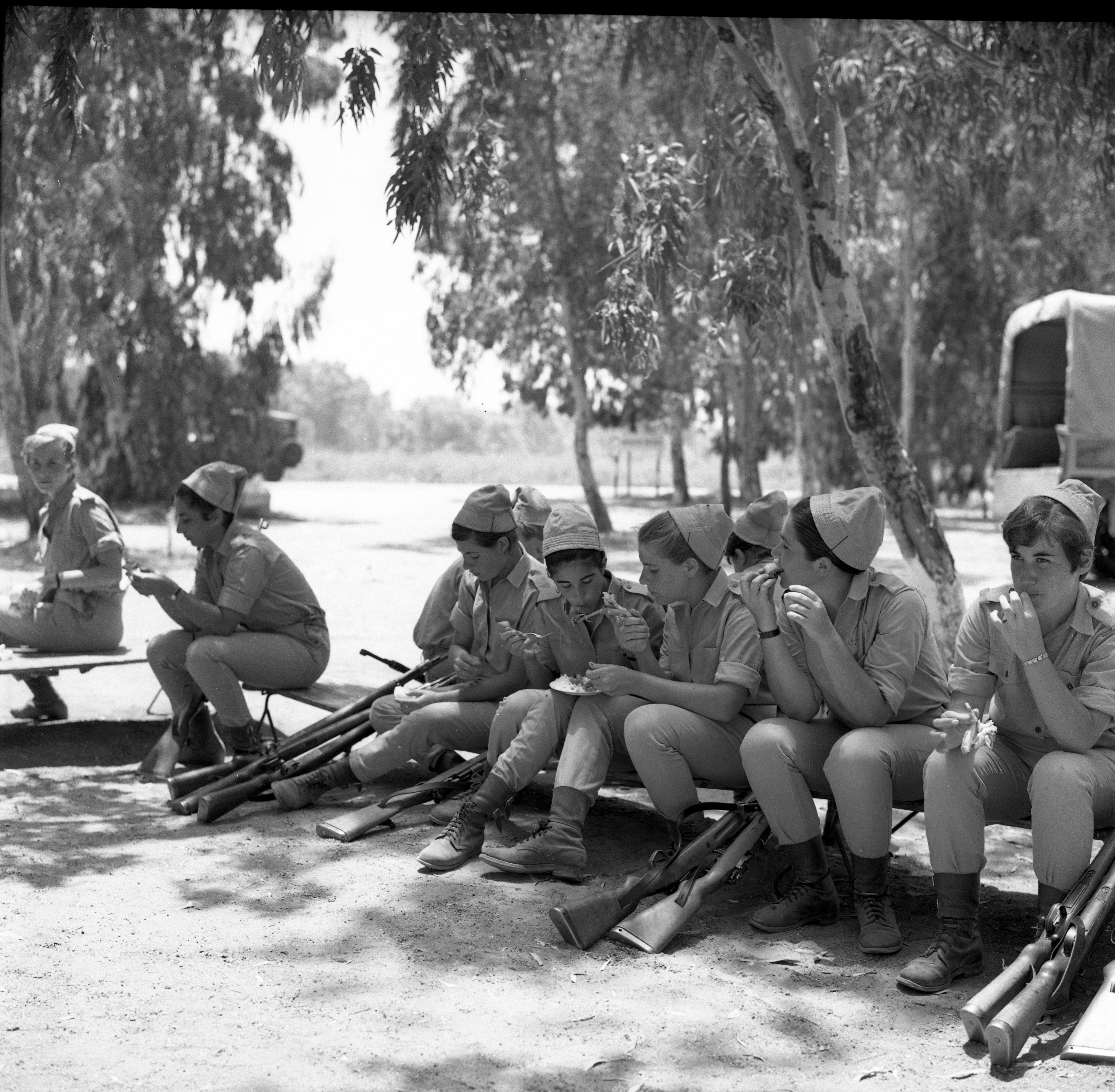  חיילות בסדרת אימון; 1968