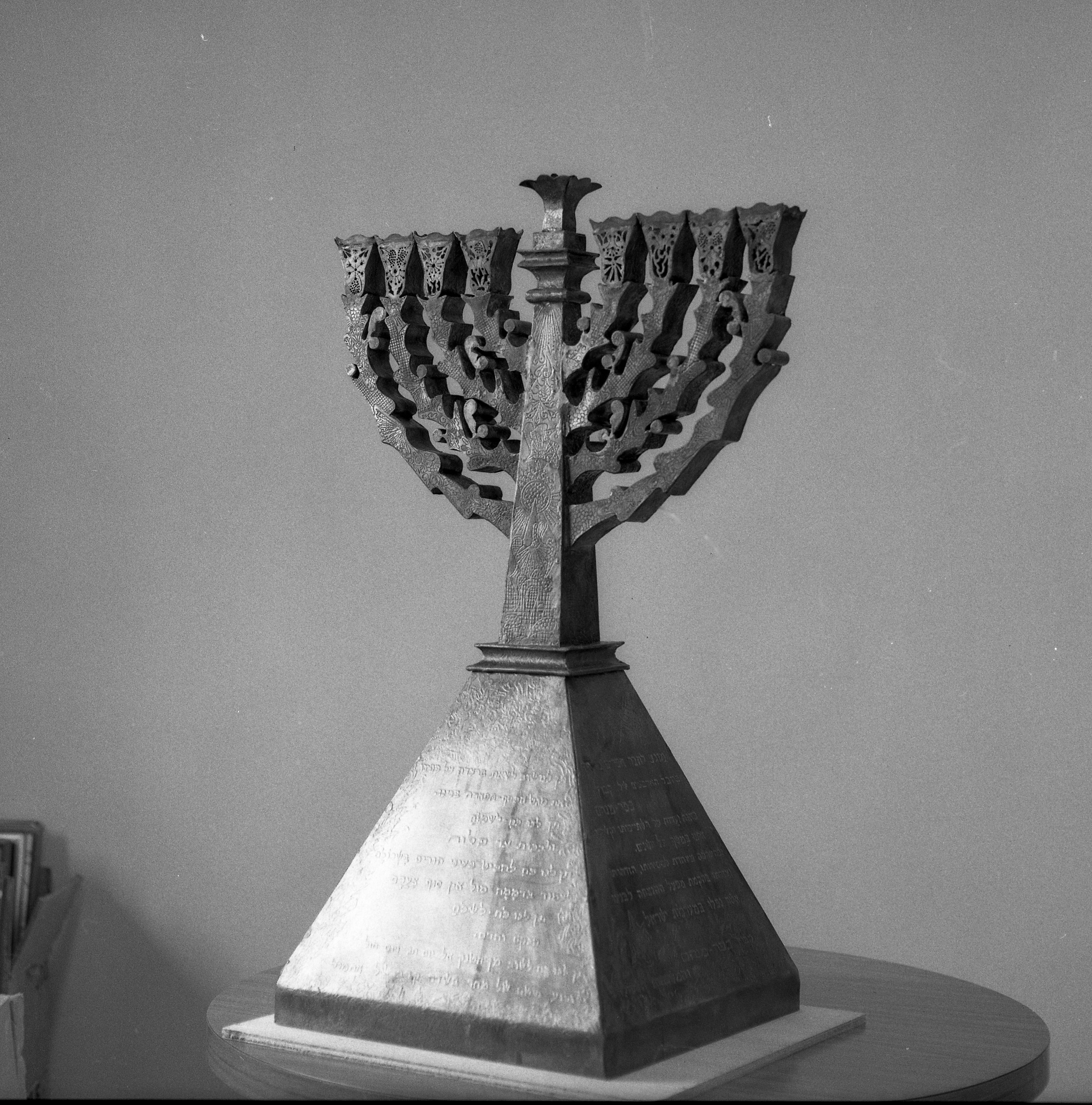  חנוכיות של מייריס (לזכרו של גברי); 1980