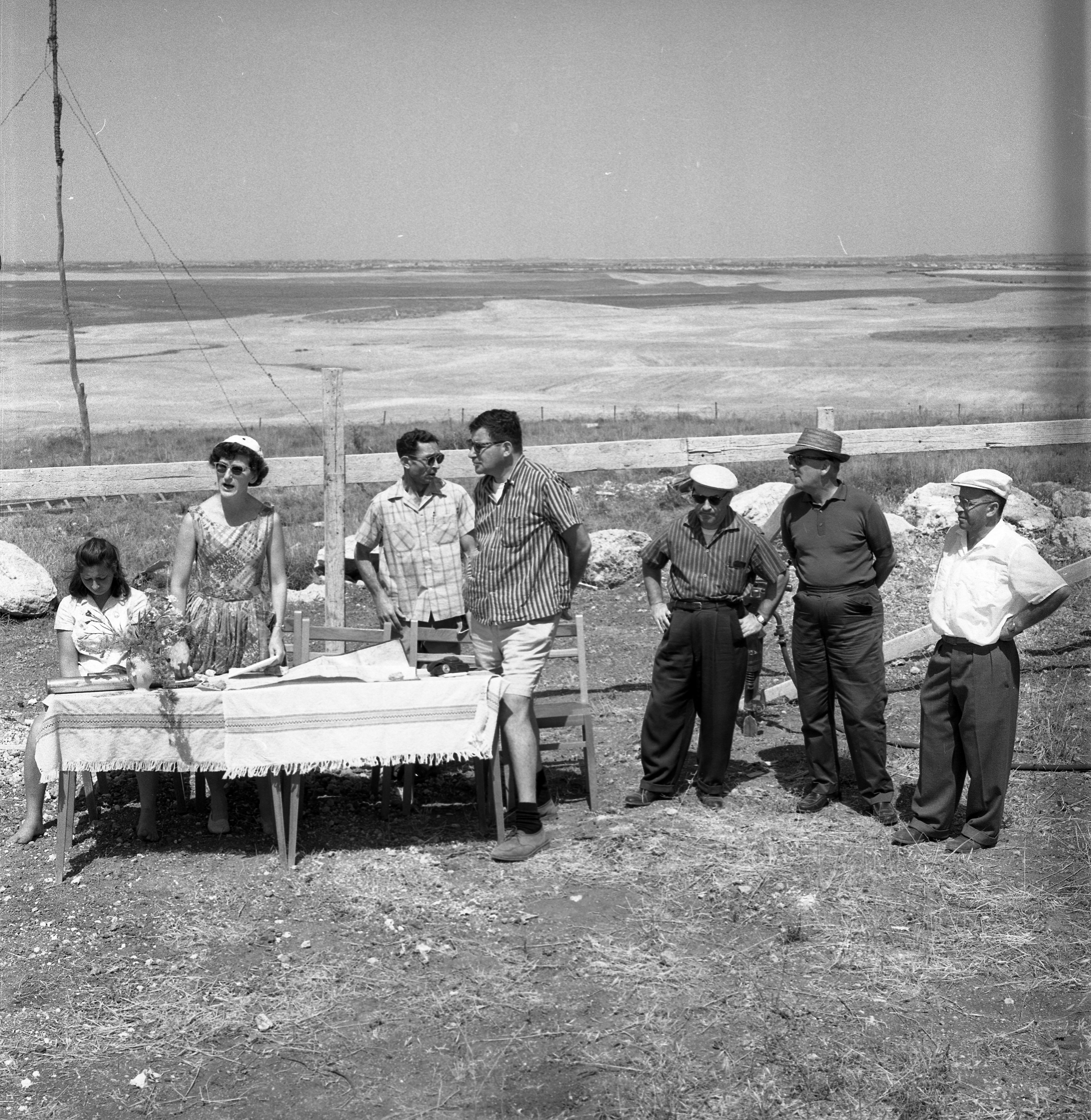  מימין צבי ירוחם מהנהלת צפית. טקס הנחת אבן פינה לב